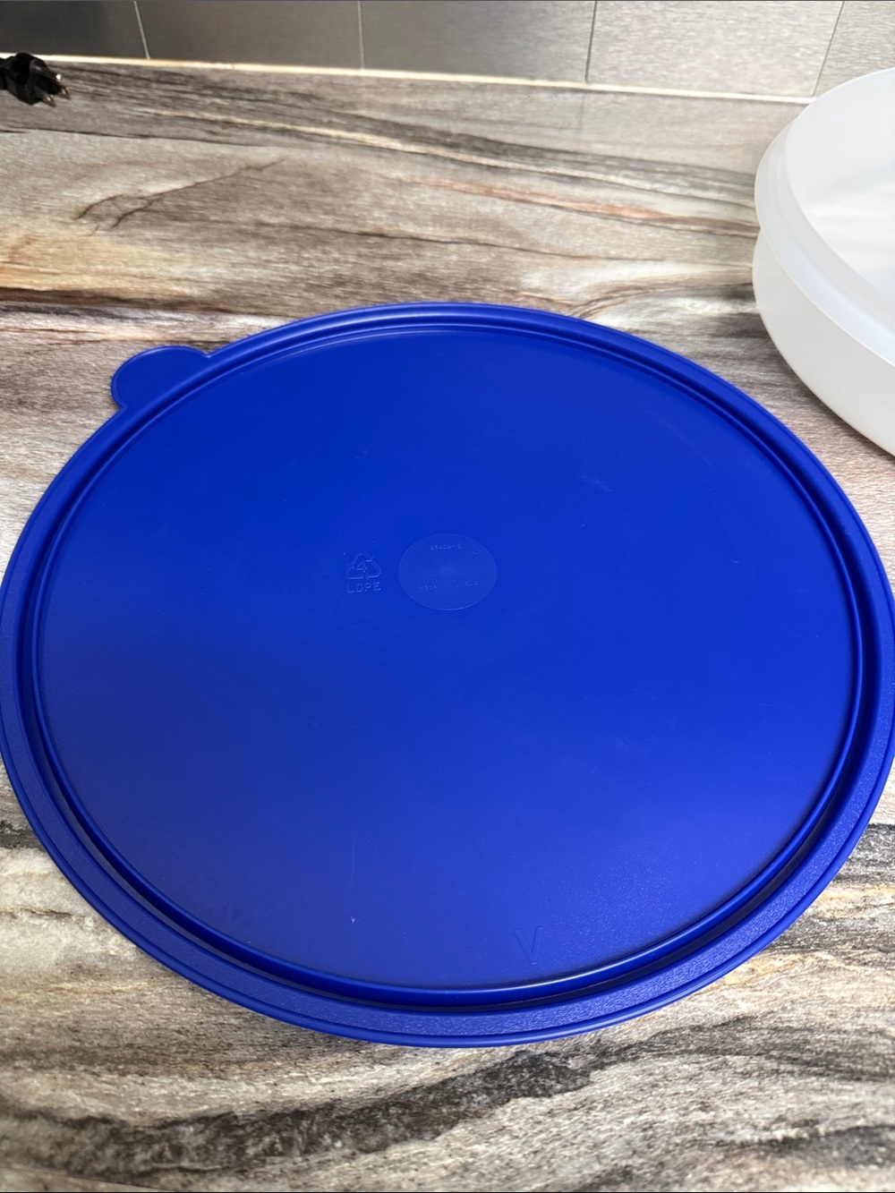 Tupperware Large Round Container - Picture 6 of 6